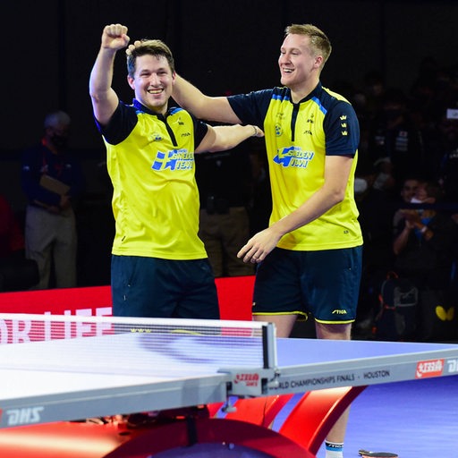 Die beiden schwedischen Tischtennisspieler Mattias Falck und Kristian Falck bejubeln ihren WM-Sieg im Doppel.