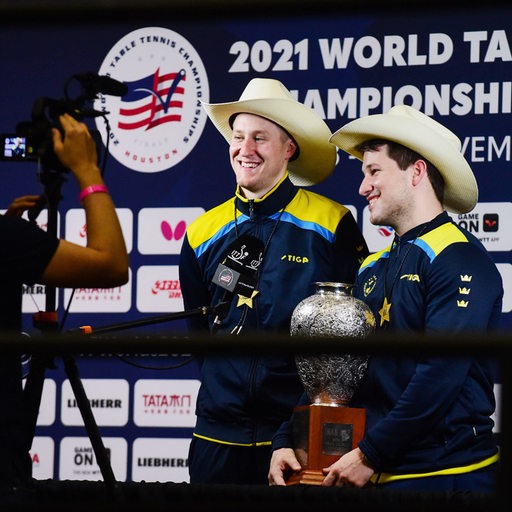 Die schwedischen Tischtennisspieler Mattias Falck und Kristian Karlsson nach ihrem WM-Sieg im Doppel mit Pokal und Cowboy-Hüten beim Interview.