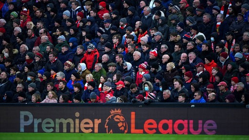 Fans im Liverpooler Stadion schauen auf das Spielfeld.