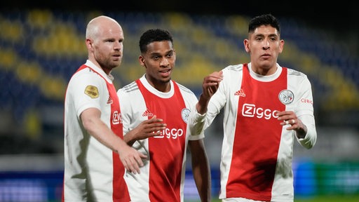 Davy Klaassen und zwei weitere Spieler von Ajax Amsterdam in einem leeren Stadion.