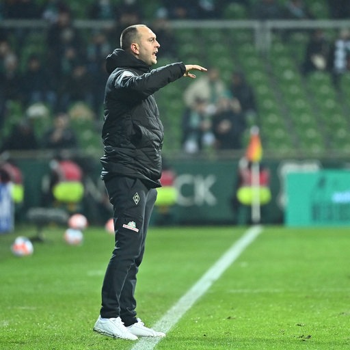 Werder-Trainer Ole Werner gestikuliert bei seinem Debüt an der Seitenlinie.