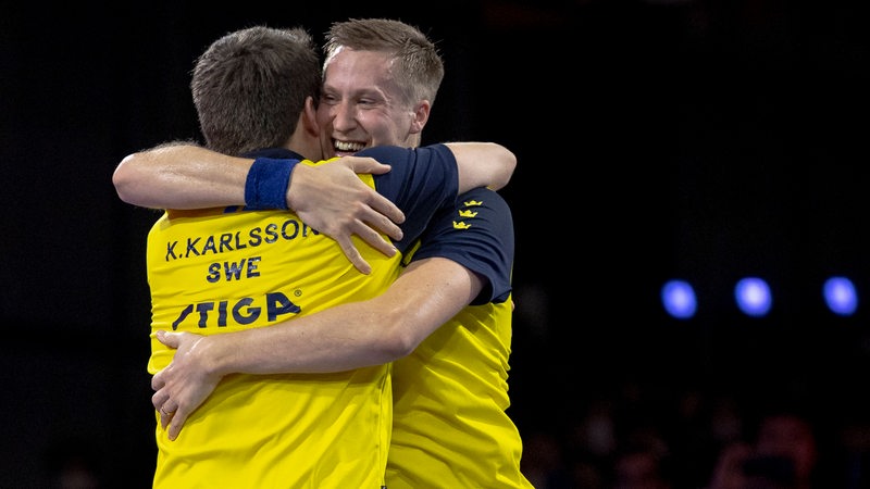 Die Tischtennis-Spieler Mattias Falck und Kristian Karlsson umarmen sich fest nach ihrem WM-Sieg im Doppel.
