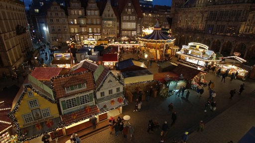 Der Blick auf den Bremer Weihnachtsmarkt auf dem Marktplatz.