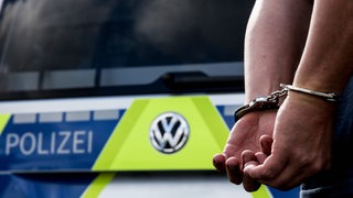 Eine Person wurde bei einer Festnahme durch die Polizei Handschellen angelegt.