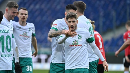 Werder-Süpieler bejubeln Schmids Treffer mit 1:0