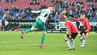 Marvin Ducksch beim Kopfball gegen Hannover.