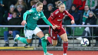 Werder-Spielerin Emilie Bernhardt rennt dem Ball nach und drängt ihre Gegenspielerin ab. 