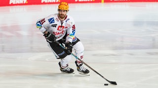 Pinguins-Spieler Miha Verlic treibt den Puk übers Eis. 
