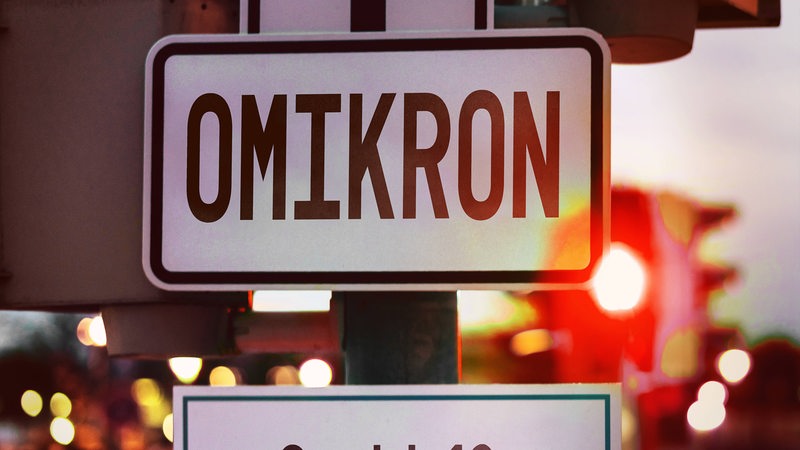 Ein Schild mit der Aufschrift "Omikron"