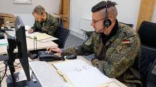 Soldaten der Bundeswehr arbeiten im Callcenter eines Gesundheitsamtes. 