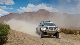 Die Thedinghauser Piloten Jürgen und Daniel Schröder im Wagen während der Rallye Dakar.