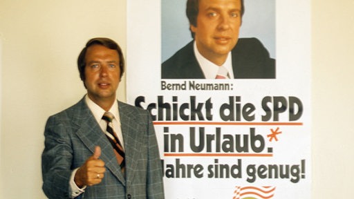 Bernd Neumann zeigt den Daumen hoch vor seinem Wahlplakat 1979: "Schickt die SPD in Urlaub. 30 Jahre sind genug!"