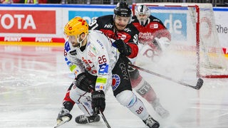 Zwei Eishockeyspieler im Zweikampf
