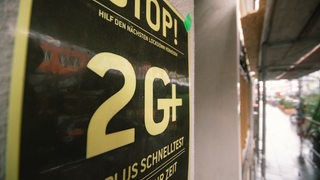 Ein Schild mit de Aufschrift "2G+"