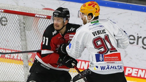 Miha Verlic von den Fischtown Pinguins rangelt mit einem Spieler der Kölner Haie.