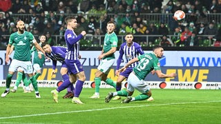 Werder-Verteidiger Milos Veljkovic trifft per Skorpion-Kick gegen Aue.