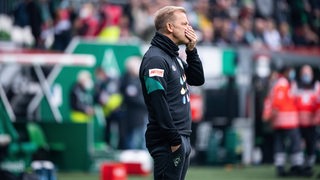 Werder-Trainer Markus Anfang reibt sich die Nase.