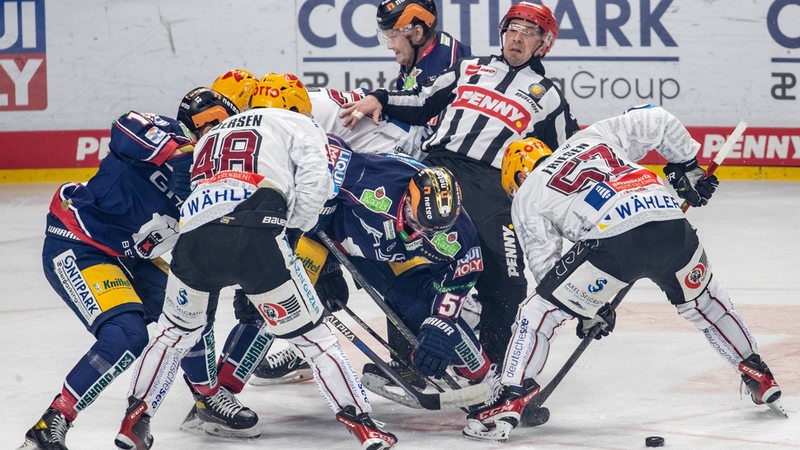 Mehrere Spieler der Eisbären Berlin und Fischtown Pinguins kämpfen um den Puck.