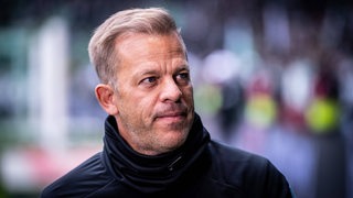Ex-Werder-Trainer Markus Anfang gibt einem TV-Sender ein Interview.