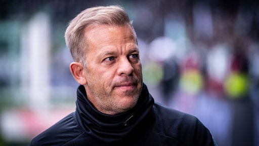 Ex-Werder-Trainer Markus Anfang gibt einem TV-Sender ein Interview.