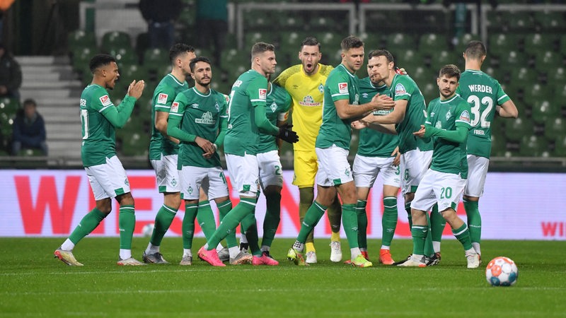 Das Werder-Team pusht sich vor einem Spiel.