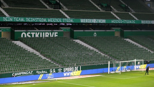 Zu sehen ist die leere Ostkurve des Weser-Stadions.