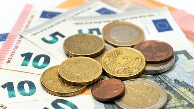 Geldscheine und Muenzen des Euro.