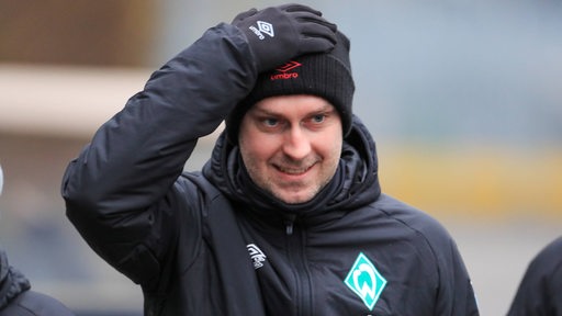 Werder-Trainer Ole Werner legt eine Hand auf den Kopf.
