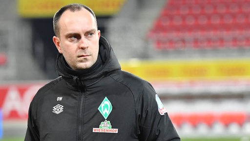 Werder-Trainer Ole Werner blickt mürrisch durchs Stadion.