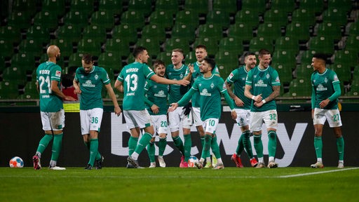 Das Werder-Team bejubelt ein Tor.