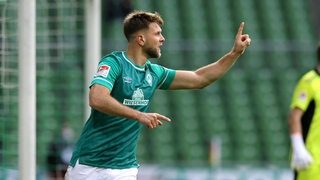 Werder-Stürmer Niclas Füllkrug reckt nach seinem Treffer den Finger.