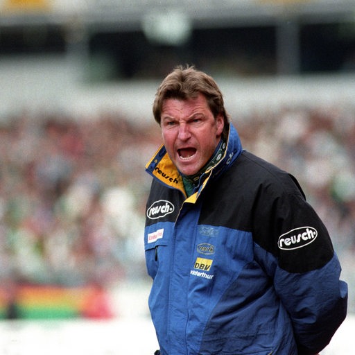 Ex-Werder-Trainer Hans-Jürgen Dörner schreit über den Platz.