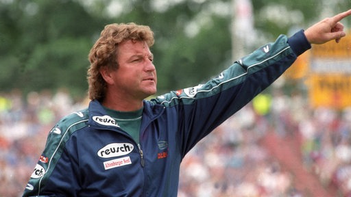 Werders damaliger Trainer Dixie Dörner zeigt mit dem Finger über den Platz.