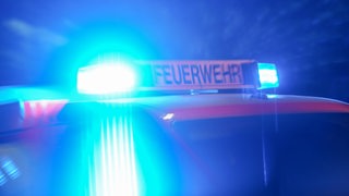 Ein Blaulicht der Feuerwehr bei Nacht