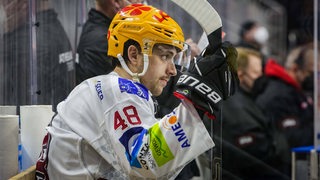 Niklas Andersen sitzt genervt auf der Strafbank.