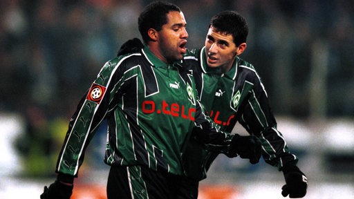 Ailton und Pizarro im Gespräch während eines Werder-Spiels.