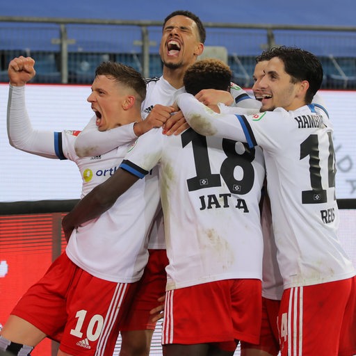 HSV-Spieler bejubeln den Sieg im Derby gegen St. Pauli