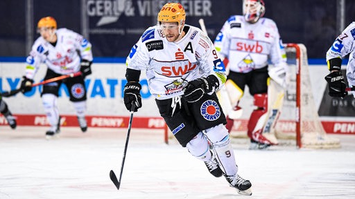 Pinguins-Spieler Jan Urbas in Aktion auf dem Eis.