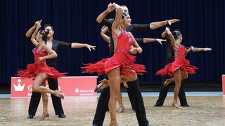 Die Lateinformation der TSG Bremerhaven bei einer Pose der Choreografie "Time Machine".