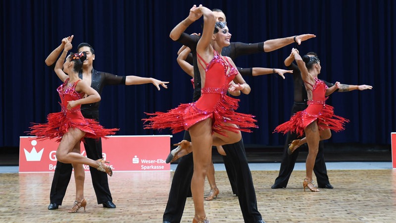 Die Lateinformation der TSG Bremerhaven bei einer Pose der Choreografie "Time Machine".