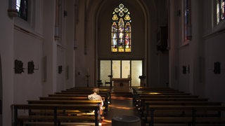 Eine Frau alleine in der katholischen Kirche, Maria Meeresstern, auf Borkum,