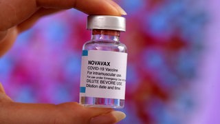 Ein Fläschchen mit der Aufschrift "Novavax"