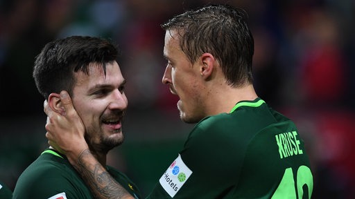 Werder-Kapitän Max Kruse bejubelt mit seinem Teamkollegen Jerome Gondorf sein Tor.