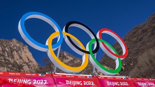 Blick auf die olympischen Ringe bei den Winterspielen in Peking.