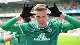 Werder-Stürmer Marvin Ducksch zieht nach dem Tor gegen Karlsruhe wieder seine typische Grimasse und streckt dabei die Zunge heraus.