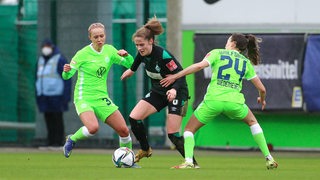 Die Werder-Spielerin Reena Wichmann behauptet den Ball gegen zwei Wolfsburgerinnen.