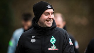 Ole Werner lacht auf dem Weg zum Training.