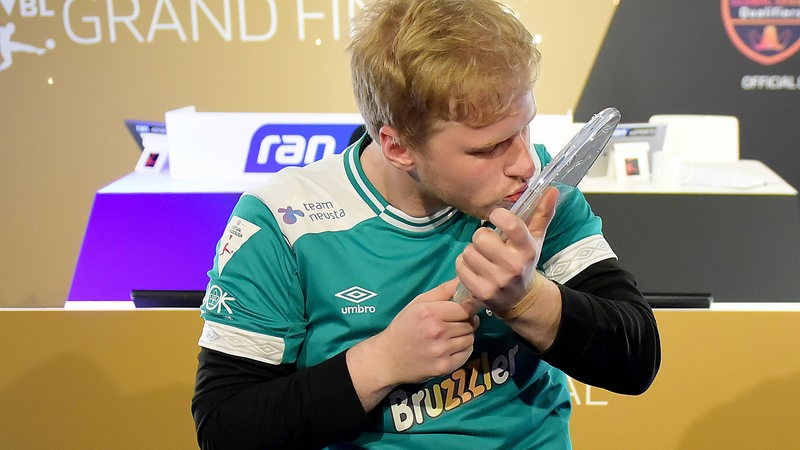 Michael MegaBit Bittner küsst die gläserne Meisterschale nach seinem Einzelsieg.