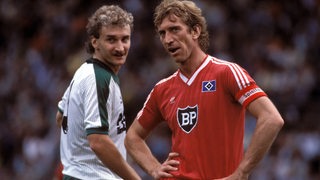 Rudi Völler und Ditmar Jakobs im Duell.