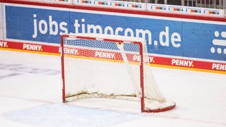 Blick auf ein leeres Eishockey-Tor.